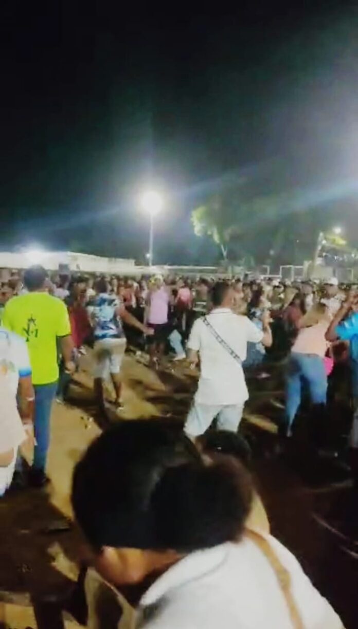Fiestas terminaron en caos. Foto: Captura de video