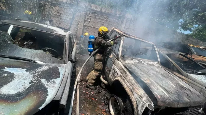 incendio en parqueadero de Manga